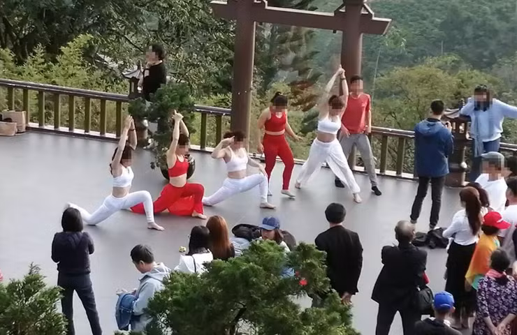 Dân mạng bức xúc vì nhóm phụ nữ mặc đồ tập yoga, tạo dáng chụp ảnh ở cổng trời chùa Linh Quy Pháp Ấn. Trang phục hở bụng được cho là không phù hợp khi chụp ảnh ở chốn linh thiêng.