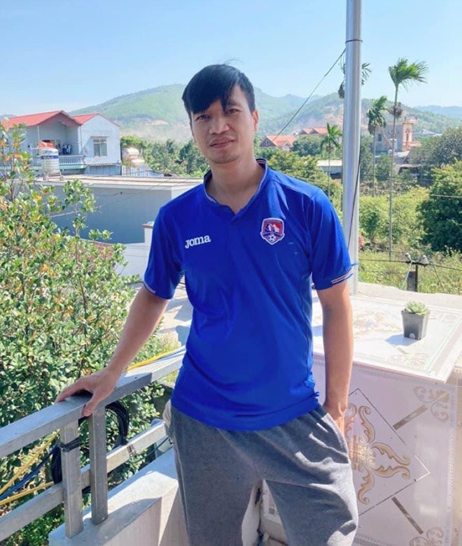 Nhiều năm sau đó, Lệ Rơi từng bước dấn thân vào showbiz, được mời diễn bar, đóng phim, tham gia gameshow…, ngoài ra, anh còn Nam tiến kinh doanh nhà hàng. Thế nhưng, mọi hoạt động của chàng nông dân trồng ổi đều thất bại.