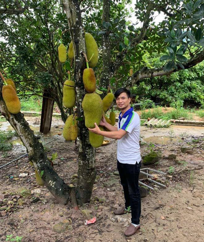 Lệ Rơi chia sẻ, sau nhiều năm bôn ba, trải qua nhiều biến cố, cuối cùng, anh đã có cuộc sống mình mơ ước. Không còn sống trong ánh hào quang nổi tiếng, không còn khiến mọi người chú ý và bàn tán, anh trở về quê nhà sống bình dị, nhẹ nhàng.