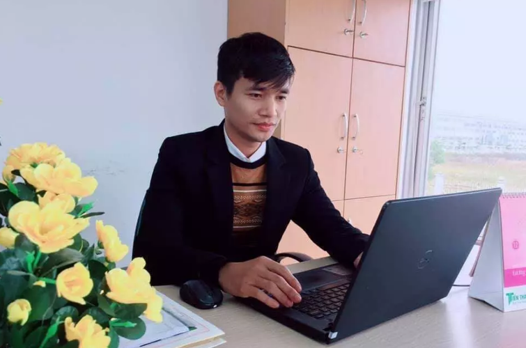 Điều khiến Lệ Rơi “đau đầu” nhất hiện tại là chưa hoàn thành tâm nguyện của bố mẹ: lấy vợ sinh con, yên bề gia thất. Anh tự nhận mình không có duyên với chuyện tình cảm, hễ theo đuổi ai là người đó đi lấy chồng.