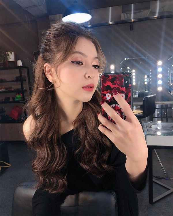 Về chú rể hiện tại, được biết anh chàng tên Mạnh Tuấn, quê Thanh Hóa. Mặc dù có bạn bè chung với những người bạn thân của Nhật Lê song Mạnh Tuấn cũng là người khá kín tiếng. Anh chàng dường như không đăng tải bất cứ hình ảnh nào trên MXH. Dẫu vậy, cũng không ít netizen “soi” ra khoảnh khắc anh từng nhiều lần thả tim, bình luận ngọt ngào vào ảnh của Nhật Lê.