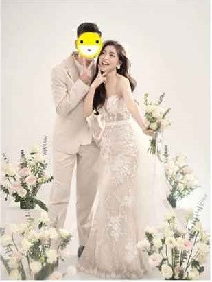 Bản thân Nhật Lê cũng có nhiều động thái úp mở trên trang cá nhân và hoàn toàn kín tiếng trong chuyện tình cảm, chưa từng để lộ đang trong một mối quan hệ.