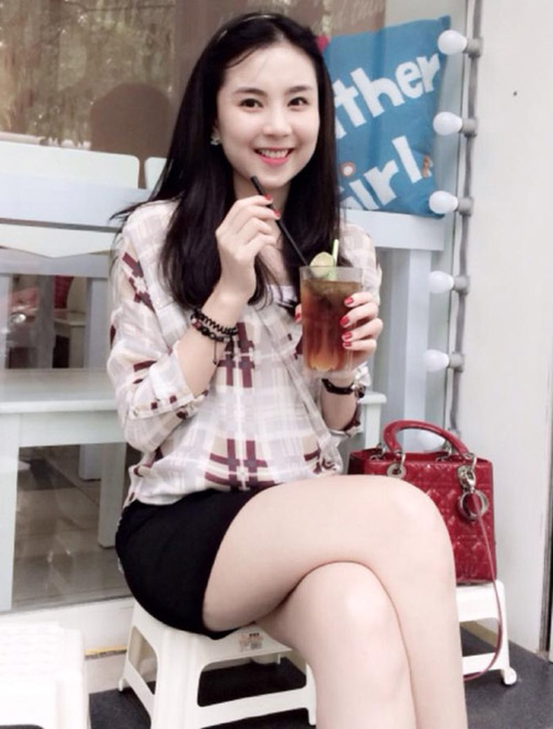 Những hôm trời mưa, Mai Ngọc cũng đăng ảnh kèm caption hợp thời tiết. "Trời mưa bong bóng phập phồng, tặng em một đoá hoa hồng được không?".