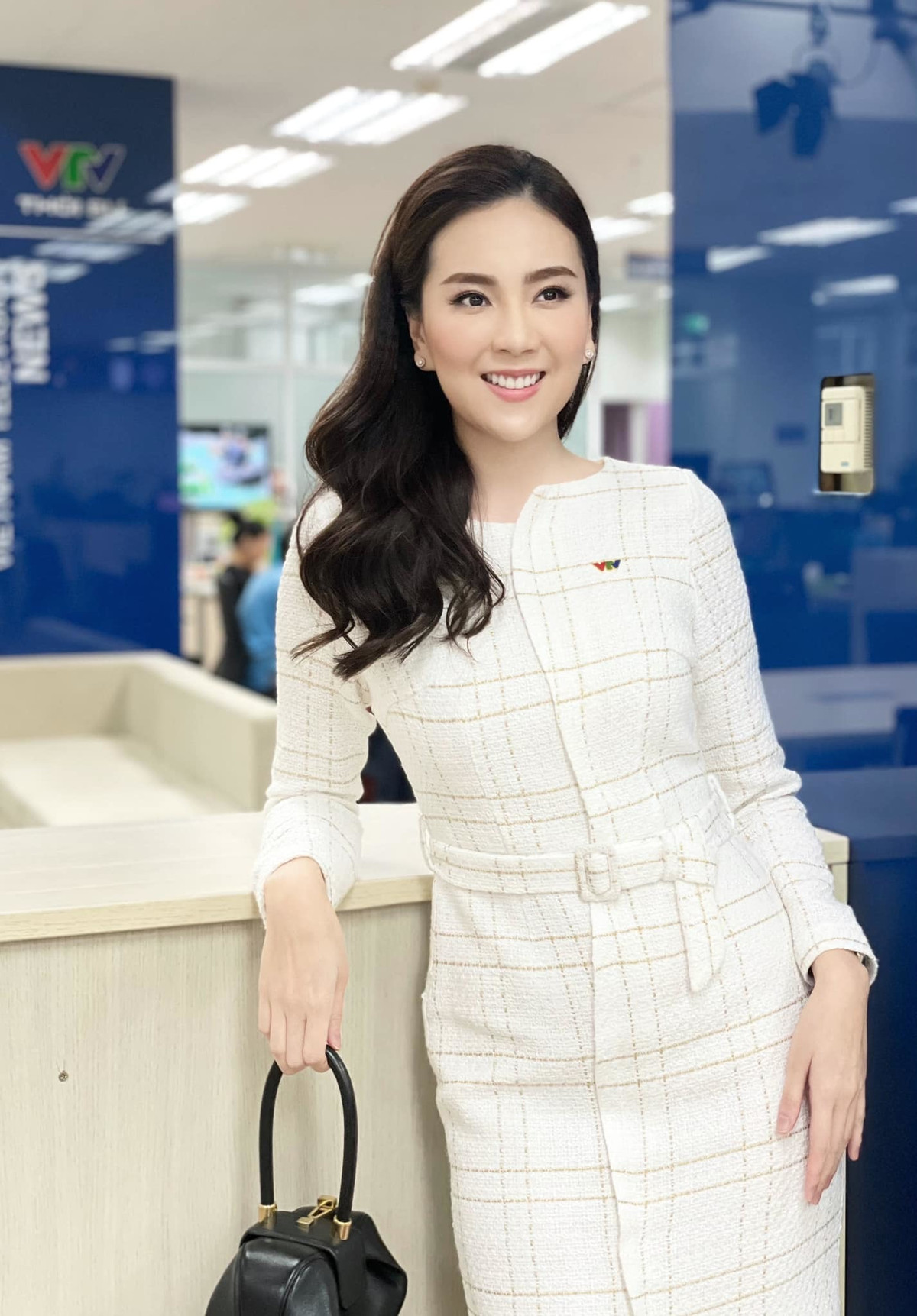 Mai Ngọc đăng ảnh kèm theo câu triết lý hay ho: "Chỉ cần là người mình thích, thì thở thôi cũng thấy đáng yêu, chỉ cần là bộ đồ vừa vặn, thì ngồi cà phê cũng thấy như công chúa".