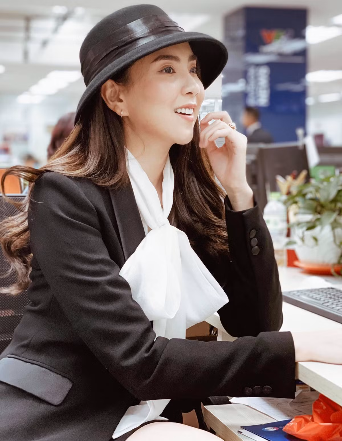 Hay những lần khác, Mai Ngọc từng "phát cẩu lương" cho dân mạng bằng dòng caption: "Đầu tuần bận rộn quá, thì ra là bận yêu việc, bận yêu đời... và bận yêu anh"...