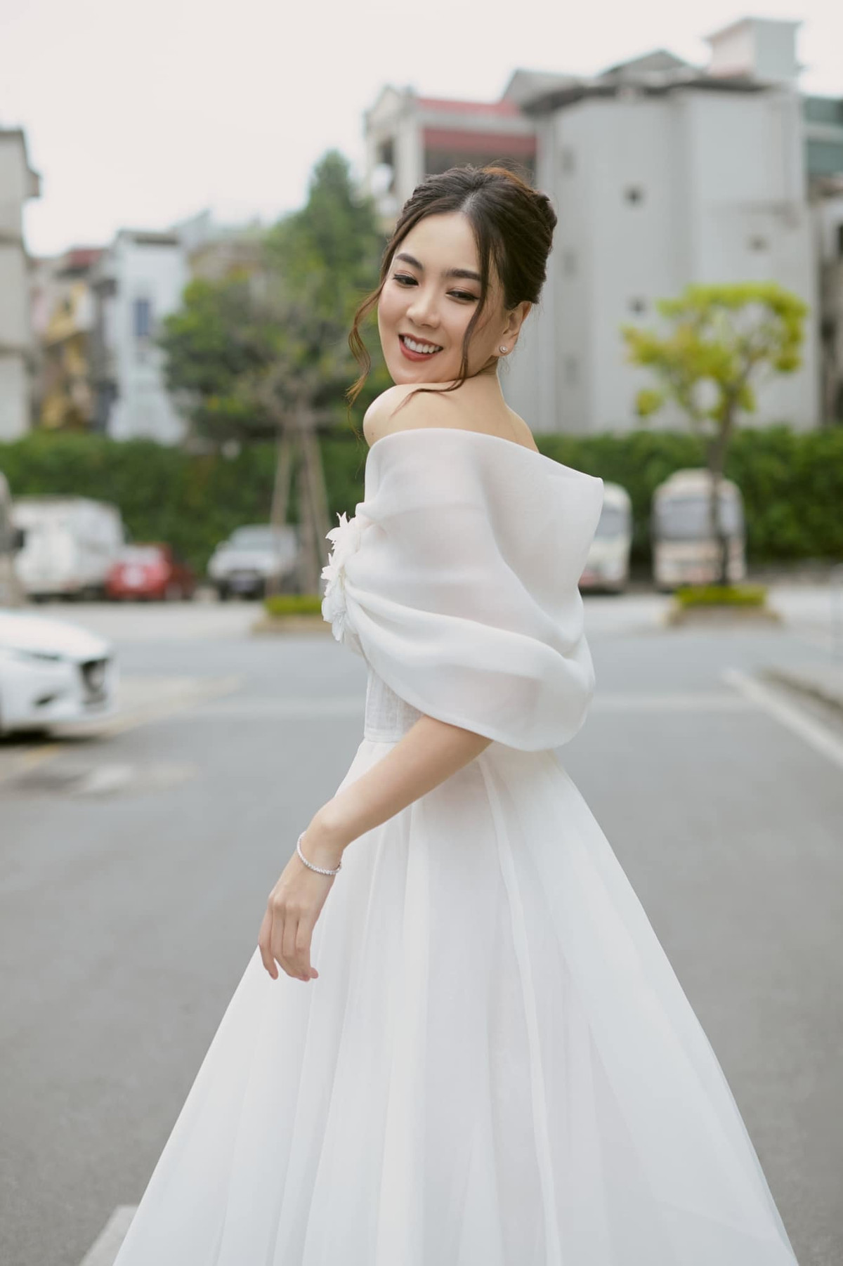 Cách đây chưa lâu, trong một bức ảnh của mình, BTV Mai Ngọc từng khiến dân tình lịm tim với câu thả thính siêu ngọt: "Dịu dàng một chút thì xinh. Dịu dàng nhiều chút thì xinh nhiều lần".