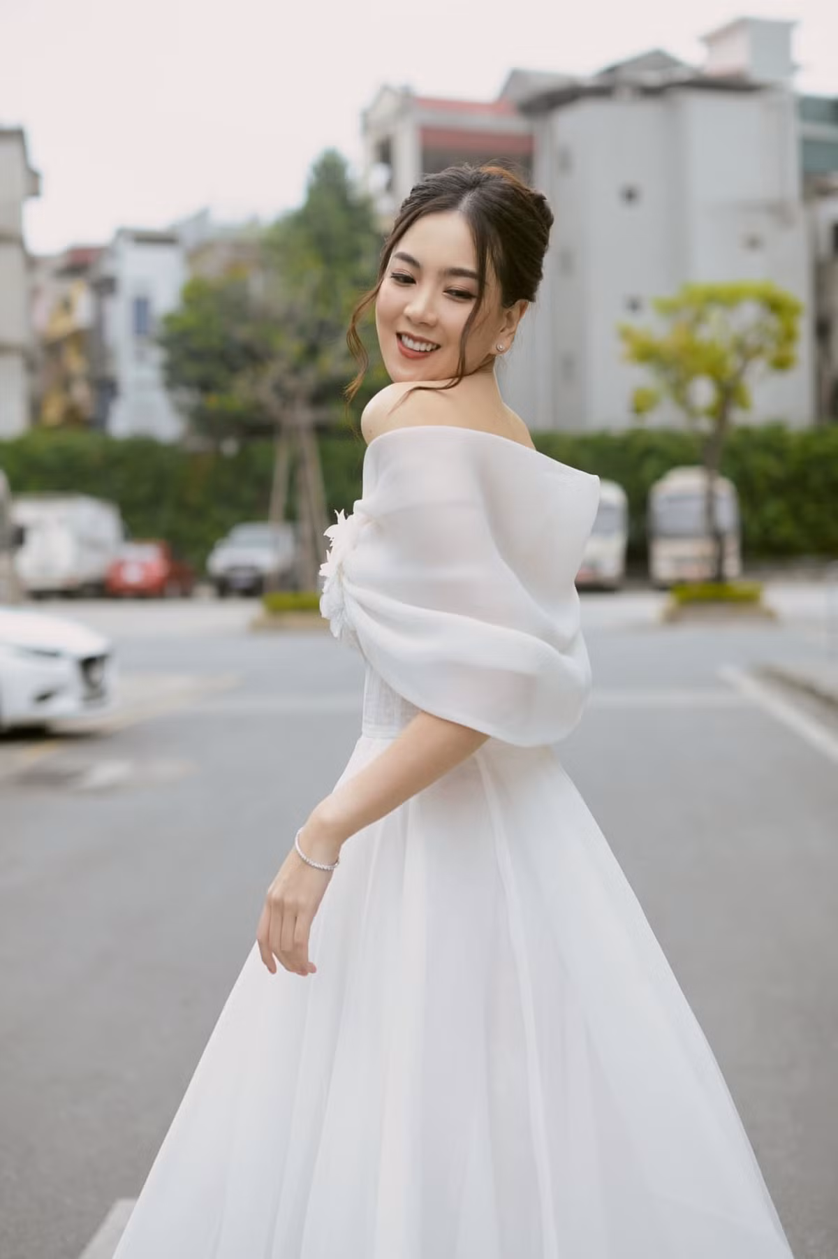 Cách đây chưa lâu, trong một bức ảnh của mình, BTV Mai Ngọc từng khiến dân tình lịm tim với câu thả thính siêu ngọt: "Dịu dàng một chút thì xinh. Dịu dàng nhiều chút thì xinh nhiều lần".