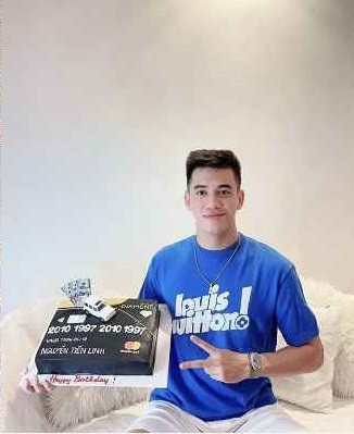 Nguyễn Tiến Linh được đánh giá cao bởi cách ăn mặc đa dạng nhưng không kém phần lịch lãm.