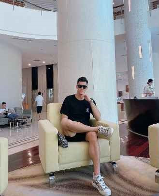 Được biết, Tiến Linh thường xài những mẫu áo phông đến từ các thương hiệu nổi tiếng thế giới như Louis Vuitton, Fendi, Gucci... có giá chủ yếu từ trên 10 triệu đồng đến hơn 20 triệu đồng mỗi chiếc.