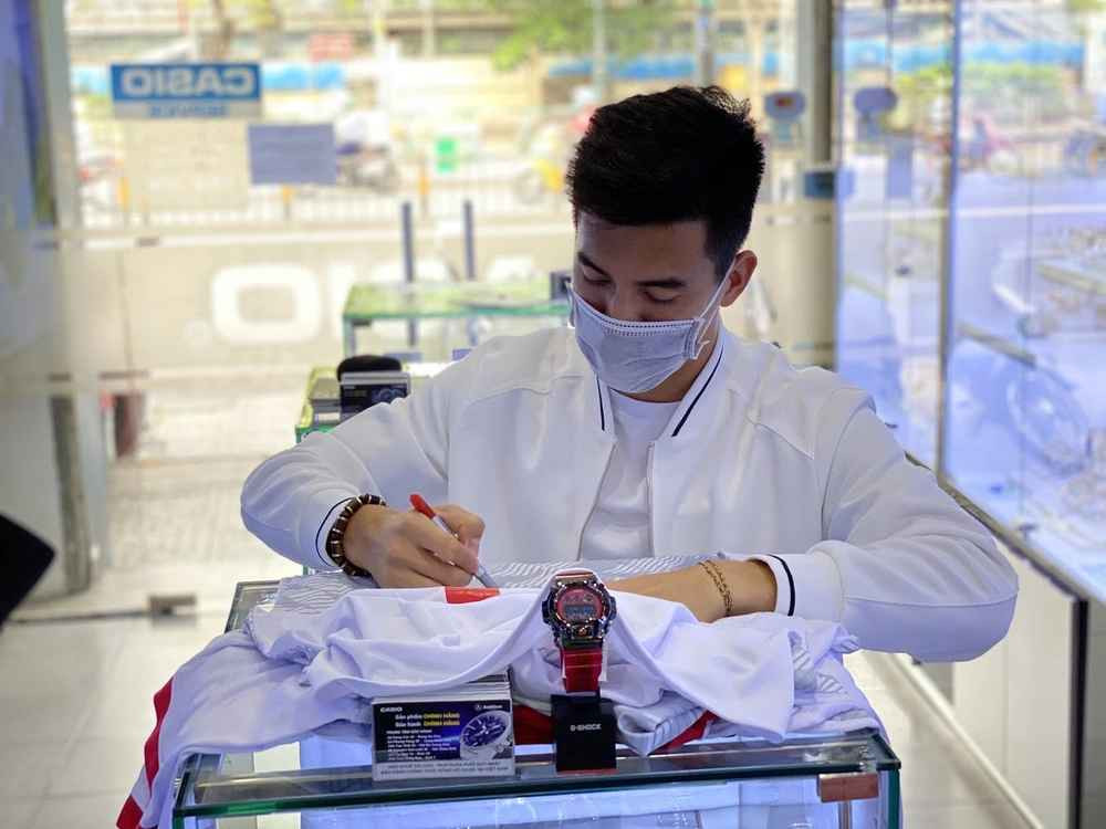 Cầu thủ sinh năm 1997 khỏe khoắn với áo phông Louis Vuitton giá 955 USD (hơn 21 triệu đồng), dùng vali cùng thương hiệu và dép lê Hermes.