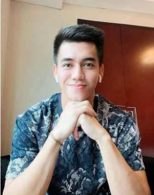 Tiền đạo đội tuyển Việt Nam có những đôi giày nổi bật như Louis Vuitton monogram denim với màu xanh đặc trưng, giá 1.190 USD hay dòng Gucci Tennis 1977 có giá 630 USD. Những đôi giày này đảm bảo dễ phối đồ, mang đến nét sang trọng.