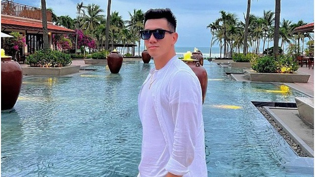 Ngoài việc gây ấn tượng mạnh với các khoảnh khắc tỏa sáng trên sân cỏ thì Tiến Linh từng nhiều lần khiến cư dân mạng phải trầm trồ sau khoe những bộ sưu tập đồ hiệu bao gồm những món thời trang cao cấp hay xe hơi sang trọng.