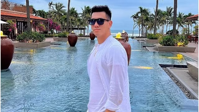 Ngoài việc gây ấn tượng mạnh với các khoảnh khắc tỏa sáng trên sân cỏ thì Tiến Linh từng nhiều lần khiến cư dân mạng phải trầm trồ sau khoe những bộ sưu tập đồ hiệu bao gồm những món thời trang cao cấp hay xe hơi sang trọng.