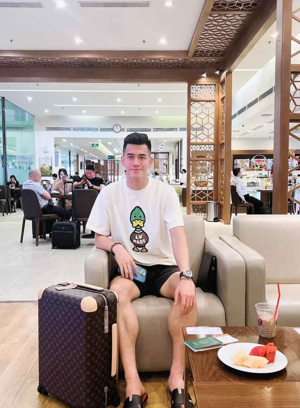 Cách đây không lâu, sau lễ bế mạc SEA Games 31, tiền đạo Tiến Linh đăng lên trang cá nhân ảnh ở sân bay với nhiều hàng hiệu từ đầu đến chân.