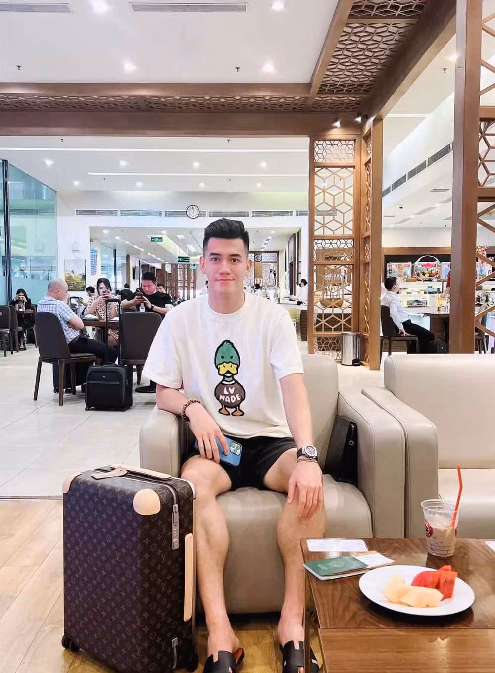 Cách đây không lâu, sau lễ bế mạc SEA Games 31, tiền đạo Tiến Linh đăng lên trang cá nhân ảnh ở sân bay với nhiều hàng hiệu từ đầu đến chân.