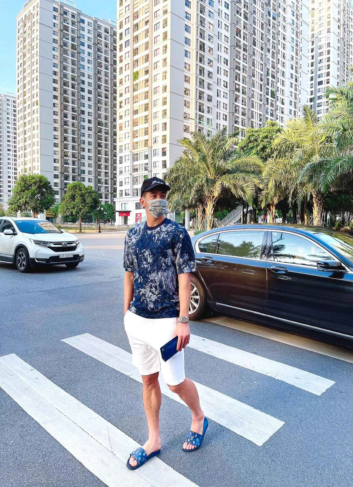 Dù có quê gốc ở Hải Dương nhưng gia đình của Tiến Linh đang định cư tại phường An Phú, thị xã Thuận An, Bình Dương dưới một cơ ngơi khá hoành tráng với nhà vườn rộng hơn 300m2.