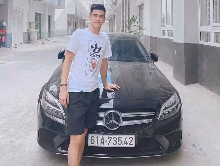 Hay mới nhất, chỉ cách đây ít ngày thì Tiến Linh đã chia sẻ với cộng đồng mạng việc anh mới sắm thêm một chiếc Hyundai Tucson 2022 – chiếc xe mang đậm tính thể thao khỏe khoắn, không gian nội thất rộng rãi cùng trang bị nhiều tiện nghi.