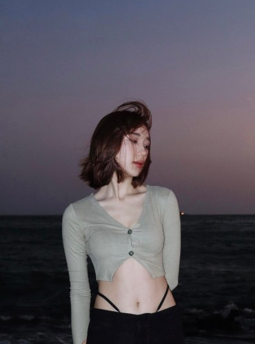 Có thể thấy, chẳng cầu kỳ son phấn, nhưng gương mặt đẹp hoàn hảo, bất chấp mọi góc chụp cũng như nụ cười “tỏa nắng” vẫn giúp cô nàng vô cùng nổi bật trong mắt khán giả.