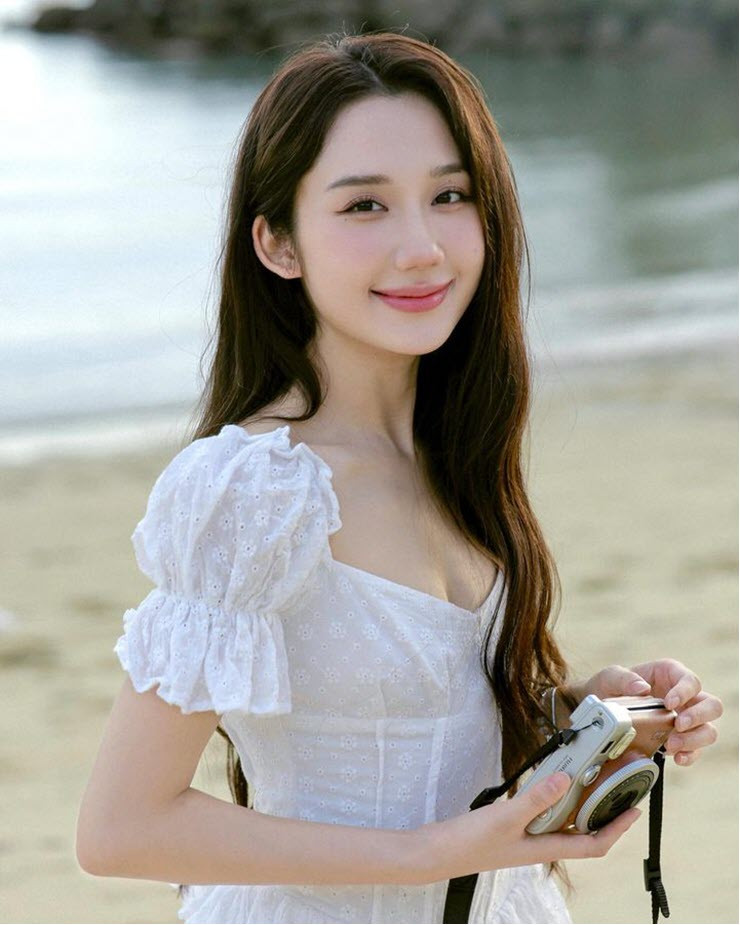 Không chỉ vậy, với thiết kế bó sát, bộ trang phục đã tôn lên thân hình “đồng hồ cát” và lộ ra đôi chân đầy quyến rũ của Mina Young.