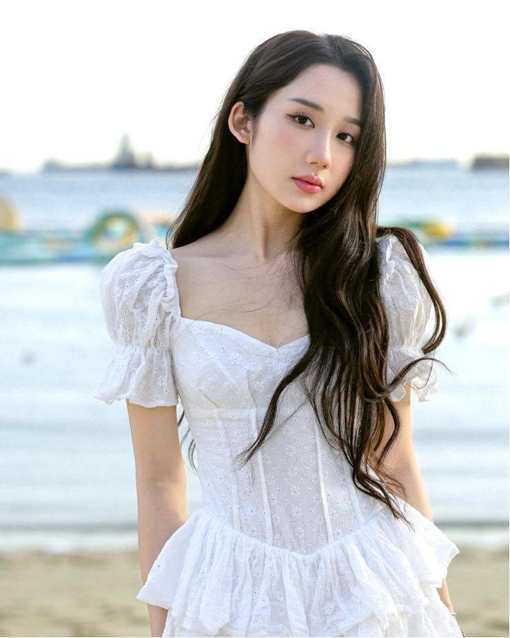 Ngoài nhan sắc trong veo, bộ trang phục được thiết kế với cổ vuông đã khéo leo để lộ đôi vai trần, xương quai xanh quyến rũ lẫn thềm ngực đầy đặn của nữ Streamer.