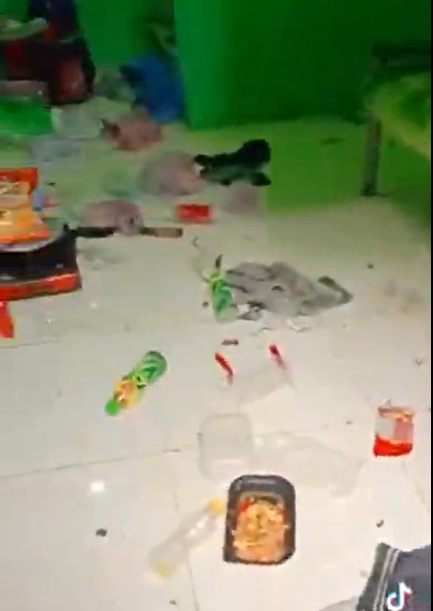 Cụ thể, khi bước vào phòng cảnh tượng gây kinh hãi đầu tiên đó là quần áo bẩn vứt la liệt, phòng trọ bẩn thỉu, rác và thức ăn bọc trong túi bóng để mốc meo.