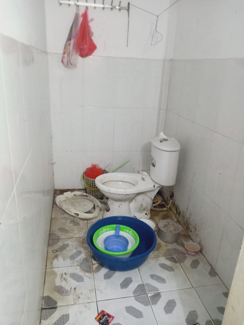 Kinh hãi nhất trong series nhà bẩn có lẽ là phòng vệ sinh.