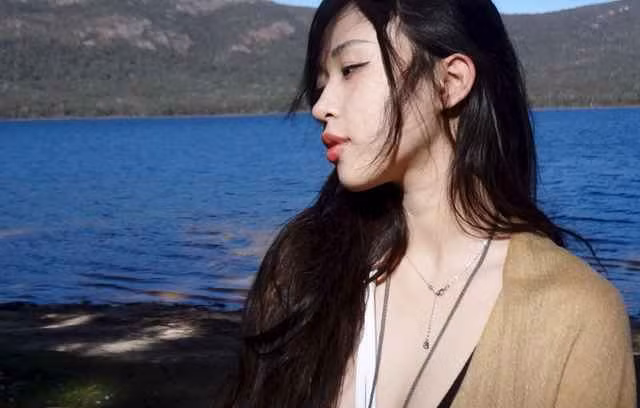 Được biết, Sully là một du học sinh học tập và làm việc tại Úc. Trên mạng xã hôi, cô nàng thường xuyên chia sẻ cuộc sống của bản thân bên trời Tây.