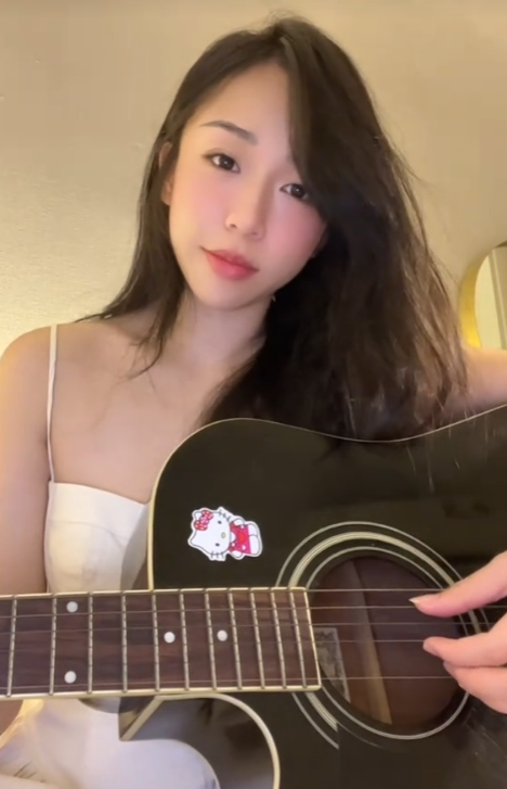 Cô nàng từng giới thiệu về bản thân rằng: "Mẹ dạy mình nữ tính. Mẹ bảo sức mạnh lớn nhất của một người phụ nữ là tính nữ. Mẹ cũng từng nói một đời dài lắm, hãy sống để thấy lòng bình yên nên đã lấy tên là Thanh Bình…".