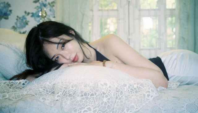 Ấy thế nhưng, Sully lại bị chính em trai ruột - TikToker Công Ken liên tục đăng "bóc phốt": "Mình chứng kiến chị mình là nỗi khiếp sợ của các bà mẹ chồng…."; "Hồi xưa, Thanh Bình là leader của một nhóm gọi là chuyên leo cổng, chốn học… " hay "Em muốn nhắn gửi cho các anh trai đang ở trong mục tin nhắn chờ của chị gái em là tỉnh, đừng cứ xỉn nữa"...