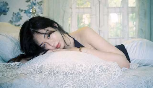 Ấy thế nhưng, Sully lại bị chính em trai ruột - TikToker Công Ken liên tục đăng "bóc phốt": "Mình chứng kiến chị mình là nỗi khiếp sợ của các bà mẹ chồng…."; "Hồi xưa, Thanh Bình là leader của một nhóm gọi là chuyên leo cổng, chốn học… " hay "Em muốn nhắn gửi cho các anh trai đang ở trong mục tin nhắn chờ của chị gái em là tỉnh, đừng cứ xỉn nữa"...