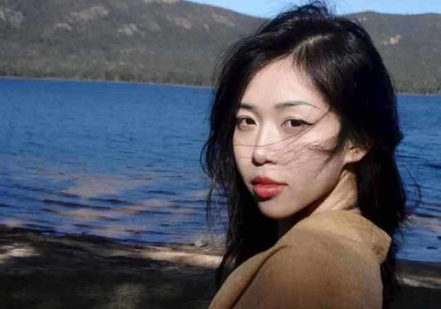 Là một sinh viên theo học và làm việc trong ngành thời trang nên Sully cũng được khen ngợi về gu thẩm mỹ cao.