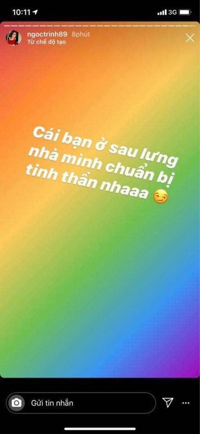 Trước sự việc này, "nữ hoàng nội y" Ngọc Trinh lên tiếng: "Cái bạn ở sau lưng nhà mình chuẩn bị tinh thần đi nha. Bên mình sẽ qua tòa nhà xin thông tin của bạn, rồi bạn chờ thư luật sư của bên mình nha".