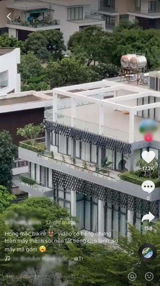 Tháng 7/2020, trên trang cá nhân, Ngọc Trinh đăng tải dòng trạng thái bày tỏ sự bức xúc khi bị một người quay lén nơi ở. Thậm chí, người này còn đăng tải lên TikTok và dùng lời lẽ có phần khiếm nhã khi fan của người đẹp vào nhắc nhở.