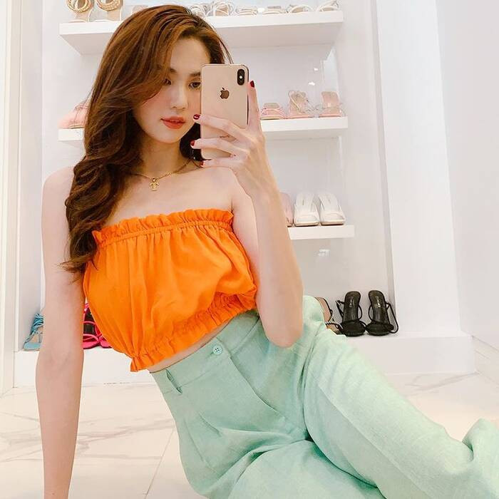 Căn biệt thự của Ngọc Trinh rộng khoảng 800m2, 4 tầng, được xây dựng theo phong cách hiện đại, có hồ bơi riêng và nội thất tiện nghi.