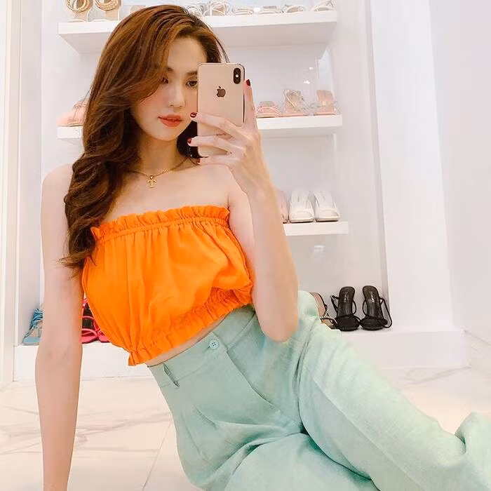 Căn biệt thự của Ngọc Trinh rộng khoảng 800m2, 4 tầng, được xây dựng theo phong cách hiện đại, có hồ bơi riêng và nội thất tiện nghi.