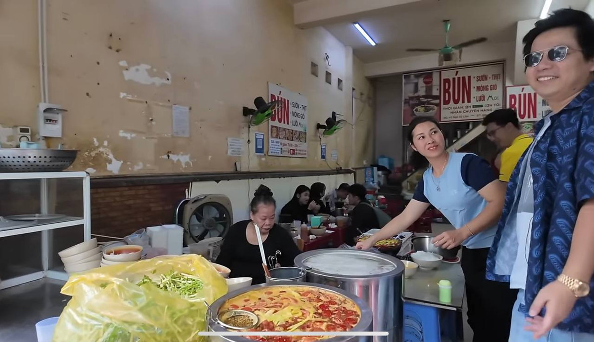 Trước khi vào quán, nam hướng dẫn viên đi cùng Khoa Pug căn dặn: "Vào đây phải order thật nhanh anh ạ".