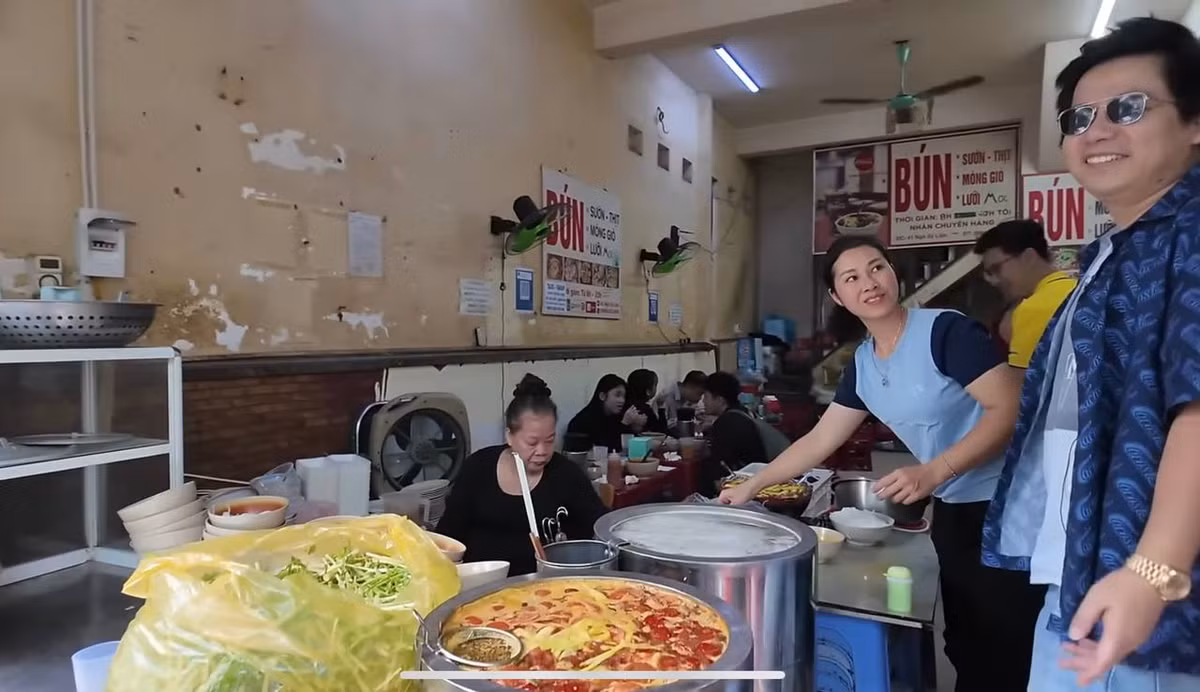 Trước khi vào quán, nam hướng dẫn viên đi cùng Khoa Pug căn dặn: "Vào đây phải order thật nhanh anh ạ".