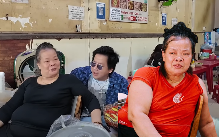 Kết thúc cuộc trò chuyện, Khoa Pug chủ động xin chụp tấm ảnh kỷ niệm với nữ chủ quán. Trước khi ra về, anh càng bất ngờ hơn khi bà Thảo gửi lại số tiền ăn bún khi nãy. Tuy nhiên chàng hot Yotuber đã nhanh chóng xua tay, ra hiệu bà giữ lại số tiền.