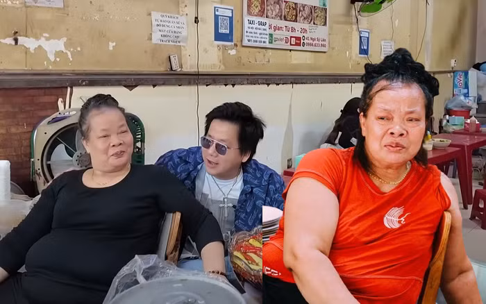 Kết thúc cuộc trò chuyện, Khoa Pug chủ động xin chụp tấm ảnh kỷ niệm với nữ chủ quán. Trước khi ra về, anh càng bất ngờ hơn khi bà Thảo gửi lại số tiền ăn bún khi nãy. Tuy nhiên chàng hot Yotuber đã nhanh chóng xua tay, ra hiệu bà giữ lại số tiền.