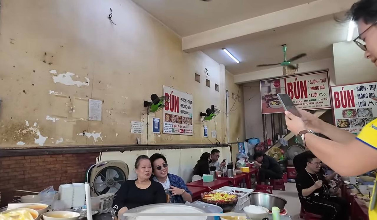 Nam Youtuber gọi 3 bát bún dọc mùng đầy đủ gồm giò, mọc, lưỡi. Anh chàng nhận xét nước dùng thanh, miếng giò đầy đặn, chấm với nước chấm đặc biệt ăn kèm có vị "thơm, không cay".