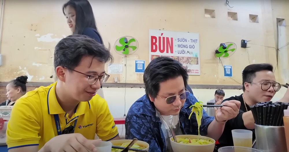 "Ở đây rất nổi tiếng, nghe danh cô (chủ quán) đã lâu nhưng giờ mới có dịp đến. Chưa tới ăn mà bị hù tùm lum làm tui cũng căng thẳng rồi mọi người. Chưa bao giờ đi review ẩm thực mà hồi hộp vậy". Youtuber Khoa Pug chia sẻ trong clip.