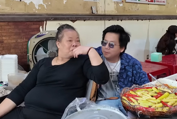 Người ta gọi tôi là Thảo điên. Nghề làm dâu trăm họ, nhiều lúc khó giữ bình tĩnh", lời bộc bạch của bà Thảo khiến Khoa Pug cười lớn. Anh vui vẻ tiếp lời: "Hôm nay con đi foodtour Hà Nội, ăn nhiều món nổi tiếng, bánh cuốn, phở thìn và muốn ăn thử bún của bà. Nay qua định chọc cho bà nói chuyện chút, mà con thấy bà hiền khô".