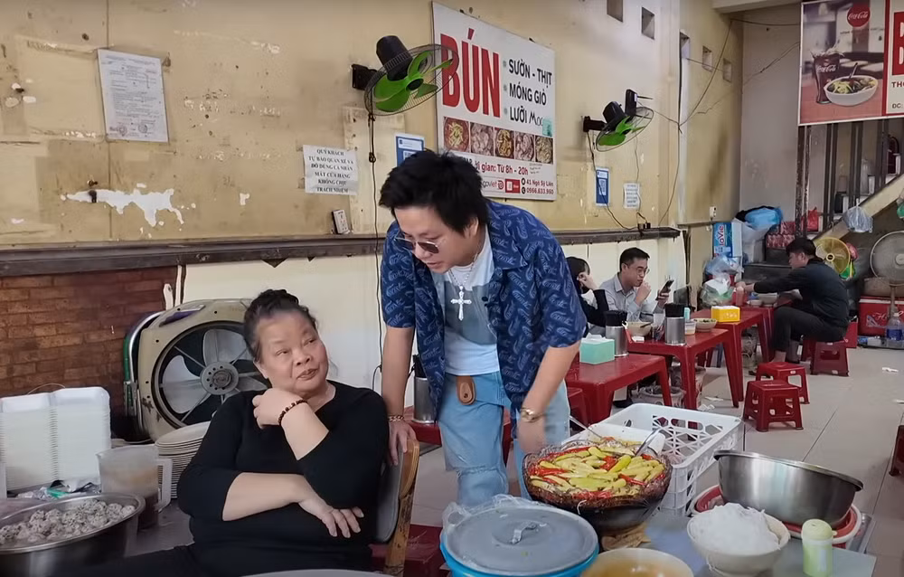 Trong lúc thưởng thức, Khoa Pug vui vẻ nói lời bông đùa với nữ chủ quán 70 tuổi: "Nay muốn chọc bà chửi cho vui mà không thấy bà chửi. Bà nhìn con hoài, bà nói một tiếng đi".