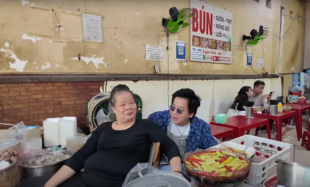 Trái với dự đoán, bà Thảo chỉ cười tủm tỉm. Lúc sau, anh chàng tiến lại gần phía quầy hàng và trò chuyện thân mật hơn với bà chủ quán bún.