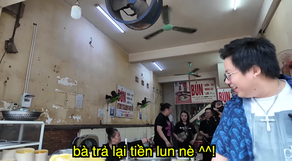 Khoa Pug rất bất ngờ khi nghe những tâm sự của bà Thảo. Người phụ nữ bày tỏ bà đã tiếp quản quán bún từ lúc 30 tuổi, đến nay được 40 năm.