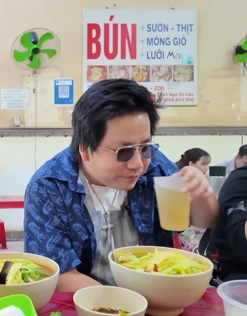 Hiện giờ con dâu, con gái, cháu nội bà đang phụ giúp công việc tại quán. Ngày bà Thảo bán hàng ở phố Ngô Sỹ Liên, còn tối sẽ về nhà, ở gần Công viên Thủ Lệ.