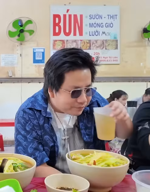 Hiện giờ con dâu, con gái, cháu nội bà đang phụ giúp công việc tại quán. Ngày bà Thảo bán hàng ở phố Ngô Sỹ Liên, còn tối sẽ về nhà, ở gần Công viên Thủ Lệ.