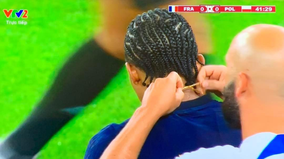 Việc đeo dây chuyền thi đấu là điều chắc chắn bị cấm thế nhưng Jules Kounde lại đi ngược lại những nguyên tắc về trang phục thi đấu.