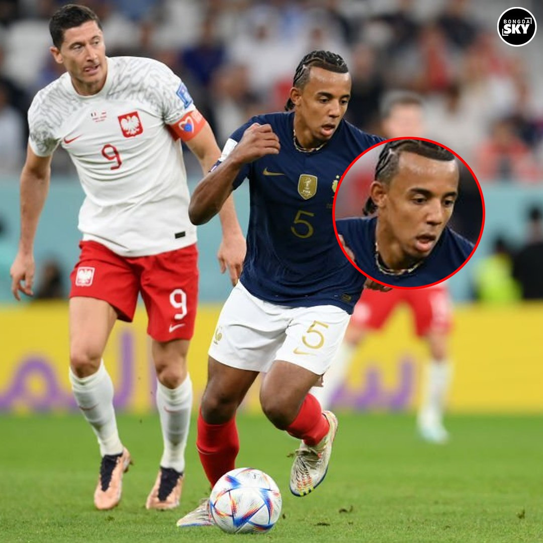 Đó là khi Kounde thực hiện quả ném biên. Vị vua áo đen đã nhìn thấy và yêu cầu anh phải tháo dây chuyền trước khi tiếp tục thi đấu.