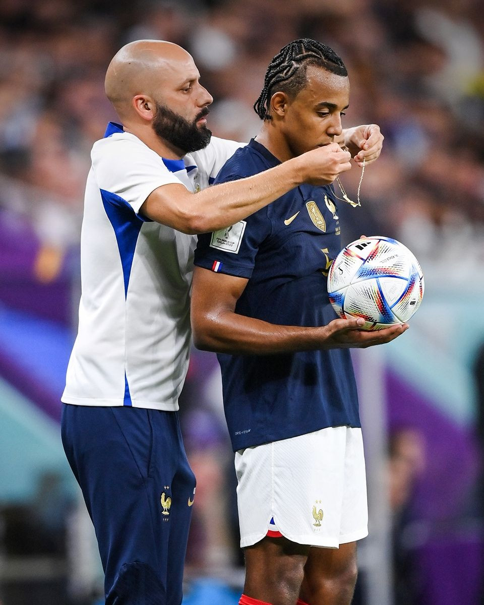 Phải đến phút 40, trọng tài biên mới phát hiện ra việc hậu vệ đội tuyển Pháp đeo trang sức.